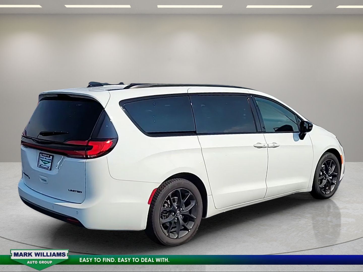 Used 2025 Chrysler Pacifica Limited FWD image 6