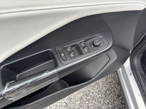 New 2026 Volkswagen Taos SE image 9