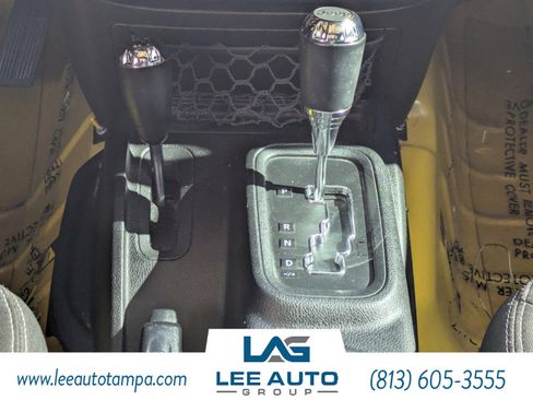 Used 2015 Jeep Wrangler Unlimited Rubicon w/ Connectivity Group image 17