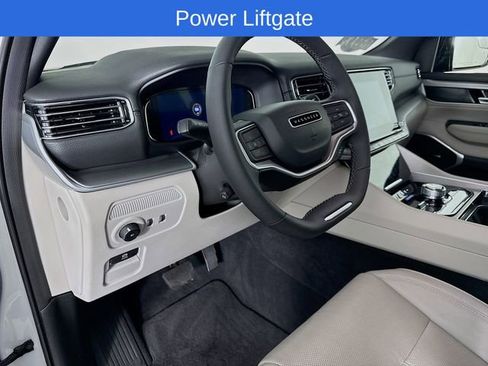 Used 2025 Jeep Wagoneer 4WD image 13