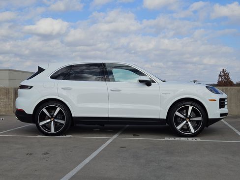 Certified 2025 Porsche Cayenne E-Hybrid image 9