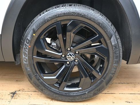 Used 2023 Volkswagen Atlas SE w/ Panoramic Sunroof Package AWD/4WD image 13