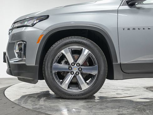 Used 2023 Chevrolet Traverse LT w/ LT Premium Package AWD/4WD image 3