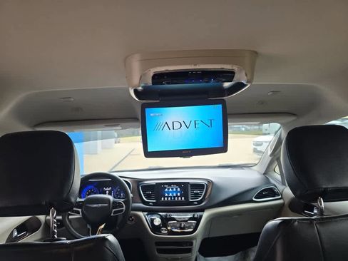 Used 2019 Chrysler Pacifica Touring-L image 15