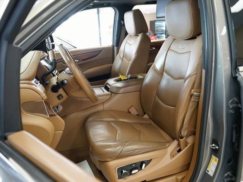 Used 2017 Cadillac Escalade Platinum image 4