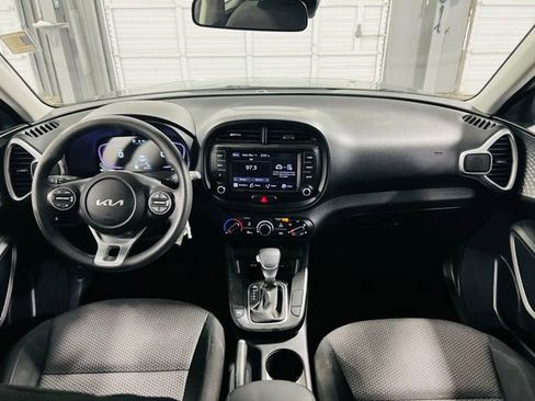 Used 2023 Kia Soul LX w/ LX Technology Package image 4