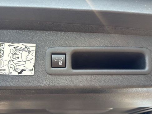 Used 2023 Toyota Sienna XLE FWD image 28
