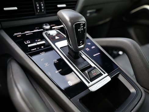 Used 2022 Porsche Cayenne Platinum Edition image 40