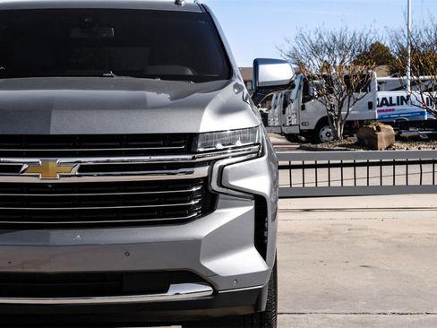 Used 2022 Chevrolet Suburban LT w/ Luxury Package image 52
