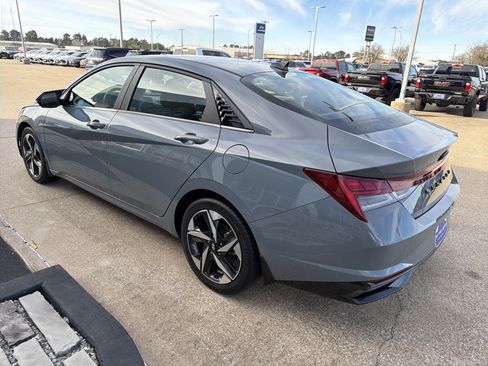 Used 2022 Hyundai Elantra SEL w/ Convenience + Premium Package image 4