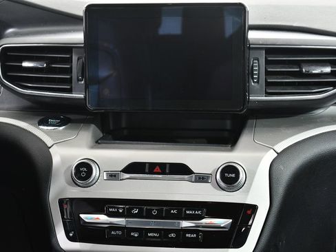 Used 2022 Ford Explorer XLT w/ Equipment Group 202A image 9