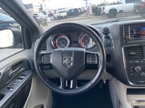 Used 2019 Dodge Grand Caravan SXT image 16