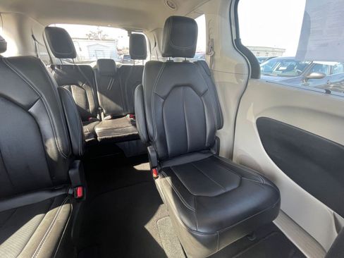 Used 2024 Chrysler Pacifica Touring-L image 34