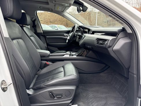 Used 2022 Audi e-tron Premium w/ Convenience Plus Package image 37