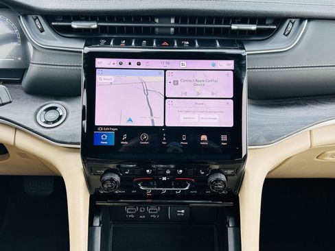 Used 2023 Jeep Grand Cherokee Limited w/ Luxury Tech Group II image 24