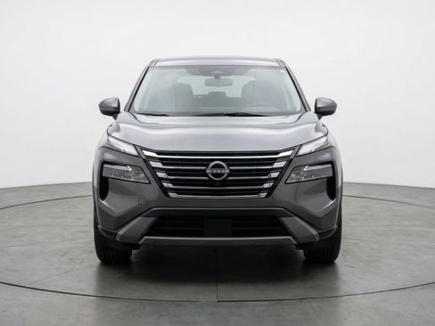 Used 2025 Nissan Rogue SV image 2