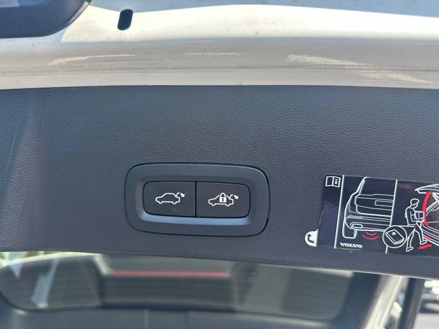Used 2022 Volvo XC40 T4 Momentum FWD image 17