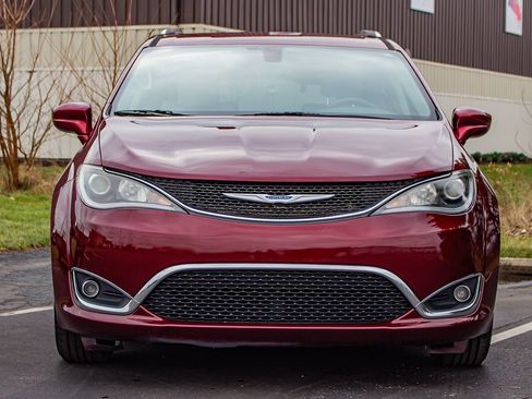 Used 2019 Chrysler Pacifica Touring-L image 2