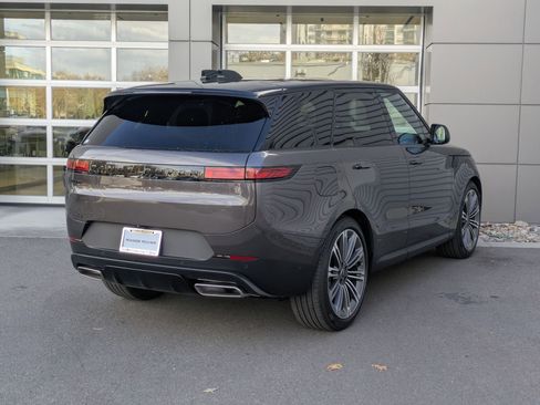 Used 2025 Land Rover Range Rover Sport SE image 7