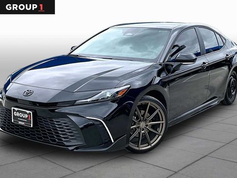 Used 2025 Toyota Camry SE w/ Convenience Package FWD image 1