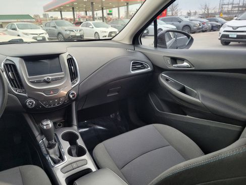 Used 2018 Chevrolet Cruze LT w/ Convenience Package image 30