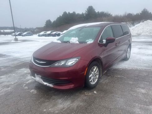 Used 2017 Chrysler Pacifica Touring image 4