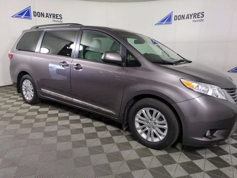 Used 2017 Toyota Sienna XLE Premium w/ Protection Package FWD image 10