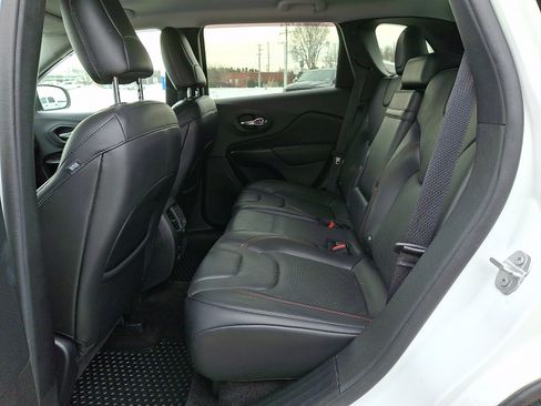 Used 2019 Jeep Cherokee Trailhawk image 12