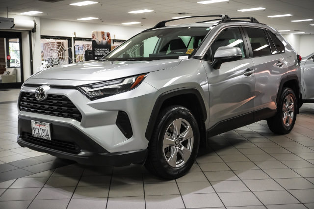 Used 2022 Toyota RAV4 XLE w/ Convenience Package FWD image 3