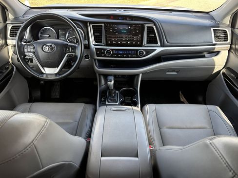 Used 2017 Toyota Highlander Limited Platinum FWD image 10