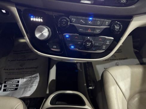 Used 2019 Chrysler Pacifica Touring-L Plus w/ Advanced Safetytec Group FWD image 18