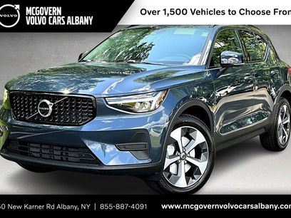 New 2026 Volvo XC40 B5 Core w/ Climate Package
