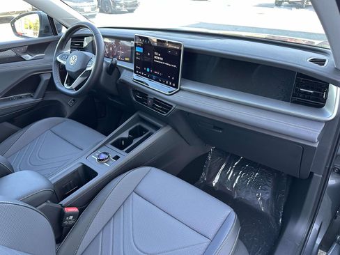 New 2025 Volkswagen Tiguan SE image 12