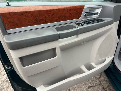 Used 2009 Chrysler Town & Country Touring image 15