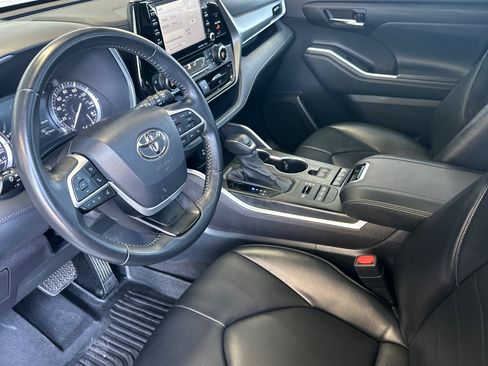 Used 2022 Toyota Highlander XLE AWD/4WD image 9