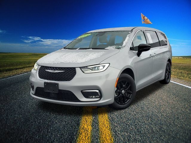 Used 2024 Chrysler Pacifica Touring-L FWD image 32