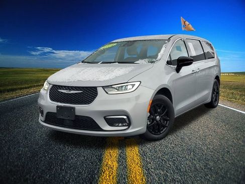 Certified 2024 Chrysler Pacifica Touring-L image 32