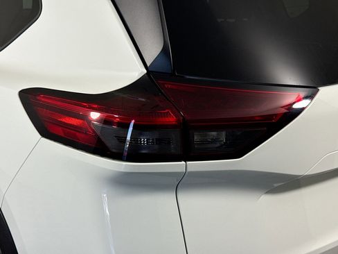 Used 2022 Nissan Rogue S image 36