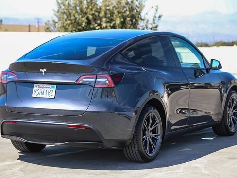 Used 2025 Tesla Model Y Long Range RWD image 5