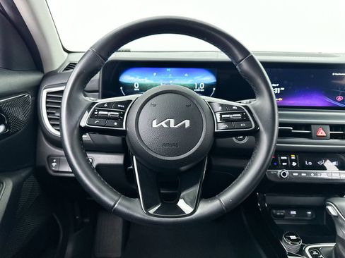 Certified 2024 Kia Seltos EX FWD image 3