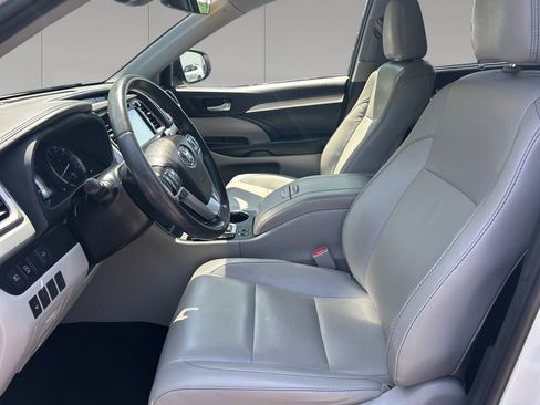 Used 2019 Toyota Highlander XLE w/ Carpet Mat Package (TMS) AWD/4WD image 10