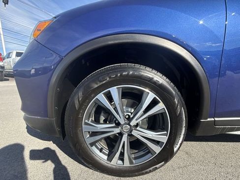 Used 2019 Nissan Rogue SV w/ Sun & Sound Touring Package image 10