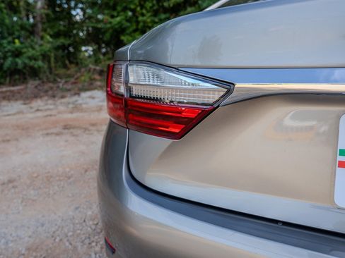 Used 2017 Lexus ES 350 w/ Premium Package FWD image 10
