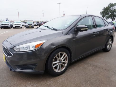 Used 2016 Ford Focus SE image 3