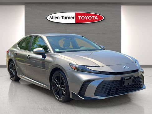 Used 2025 Toyota Camry SE image 1