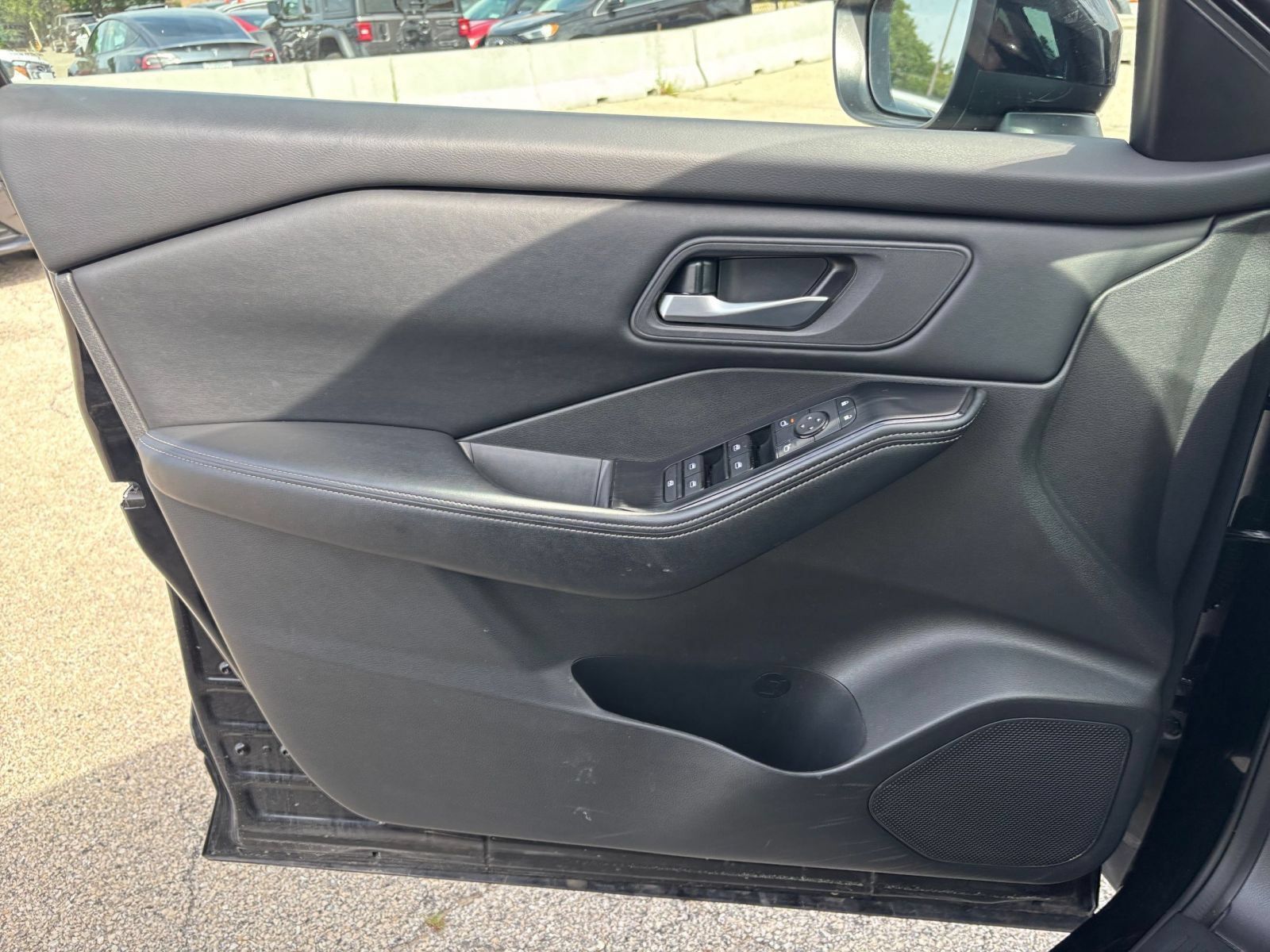 Used 2025 Nissan Rogue SV FWD image 18