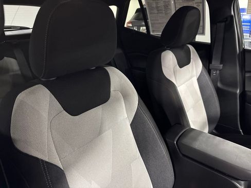 Used 2025 Chevrolet Trax RS FWD image 32