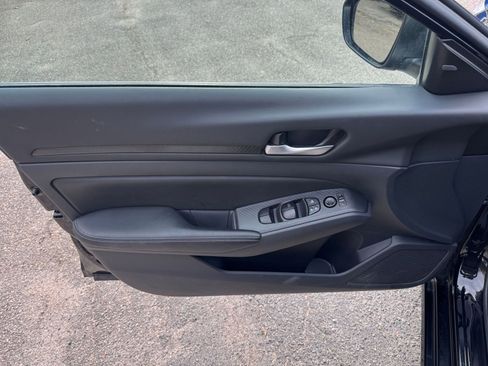 Used 2025 Nissan Altima 2.5 SV image 18