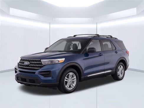 Used 2020 Ford Explorer XLT w/ Comfort Package AWD/4WD image 2