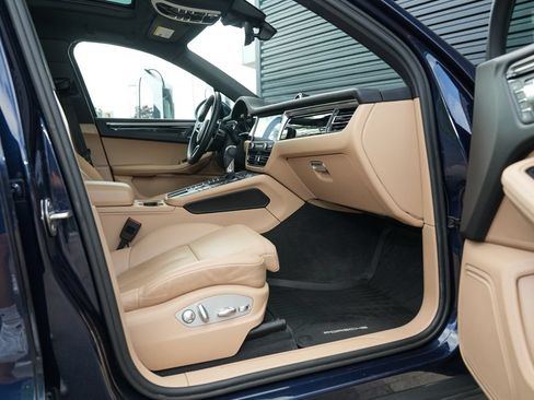 Certified 2021 Porsche Macan AWD/4WD image 35